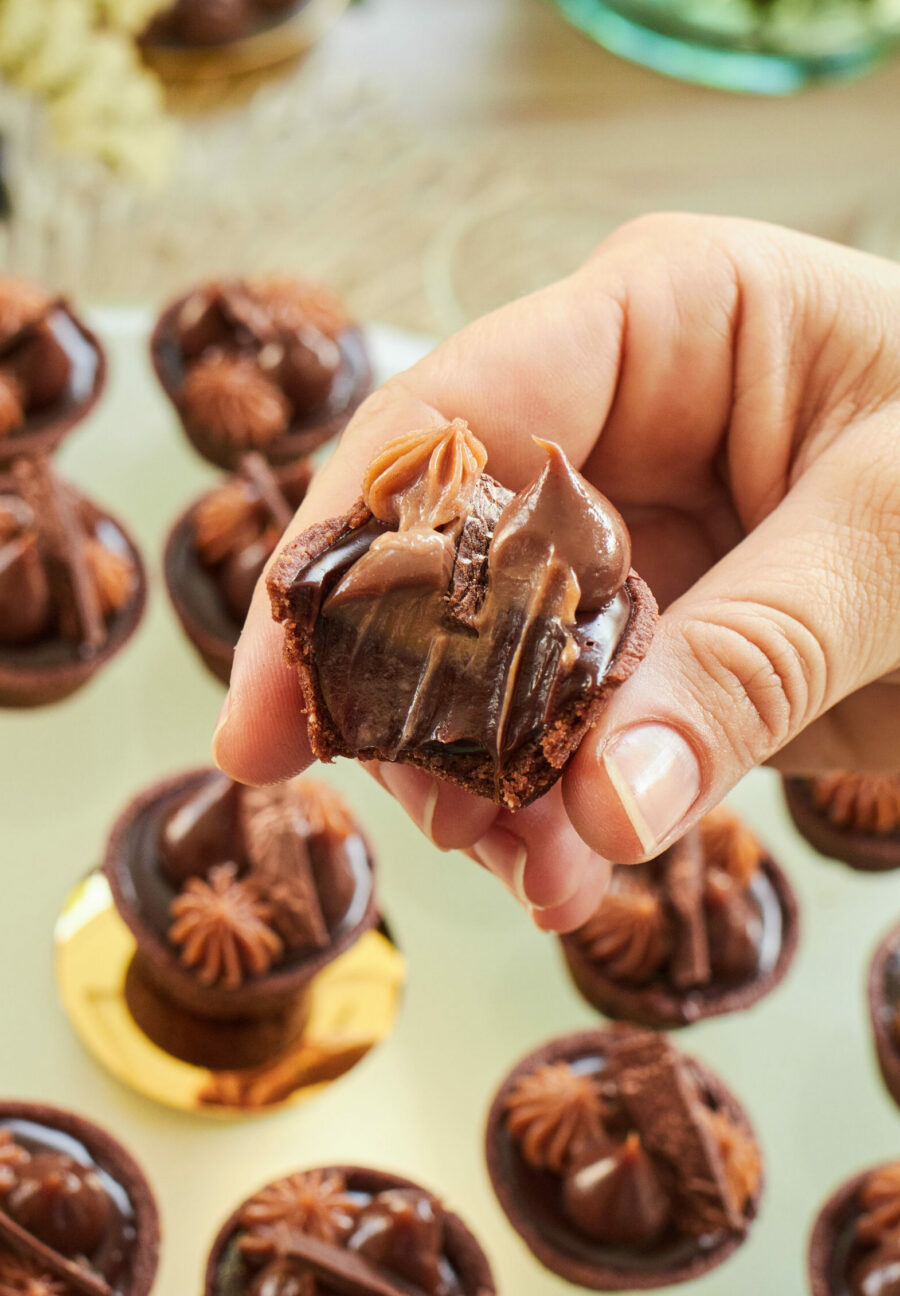 Tartaleta de caramelo y texturas de chocolate - Imagen 2