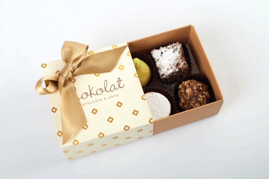 Caja de frutitas, brownies, alfajor y trufa. 4 unidades.