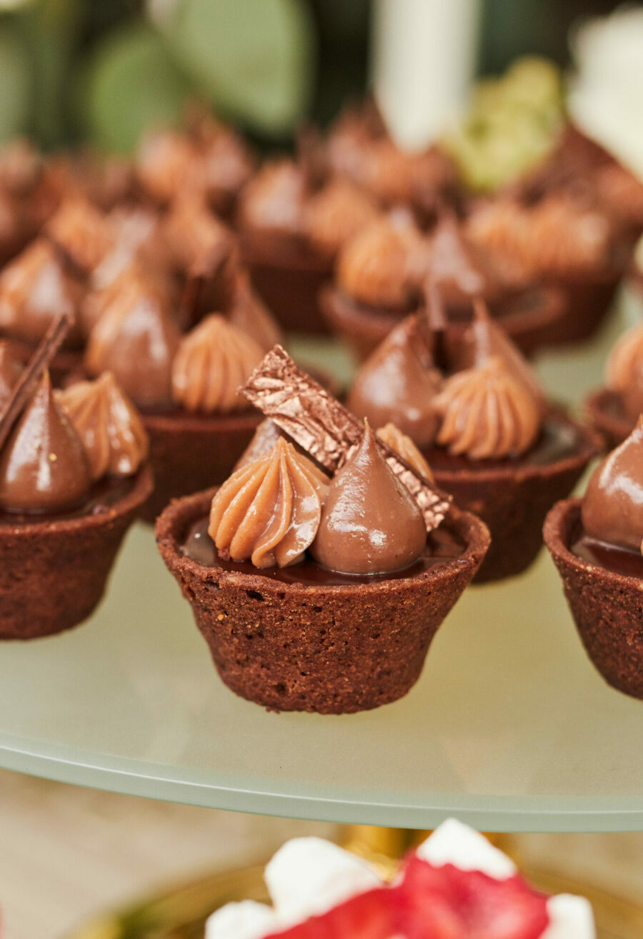 Tartaleta de caramelo y texturas de chocolate